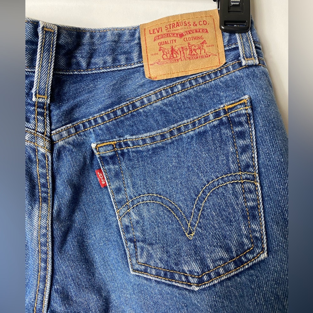 Original Levi’s Jean 7JR short shorts.